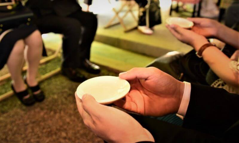 顔合わせでスーツを着る理由