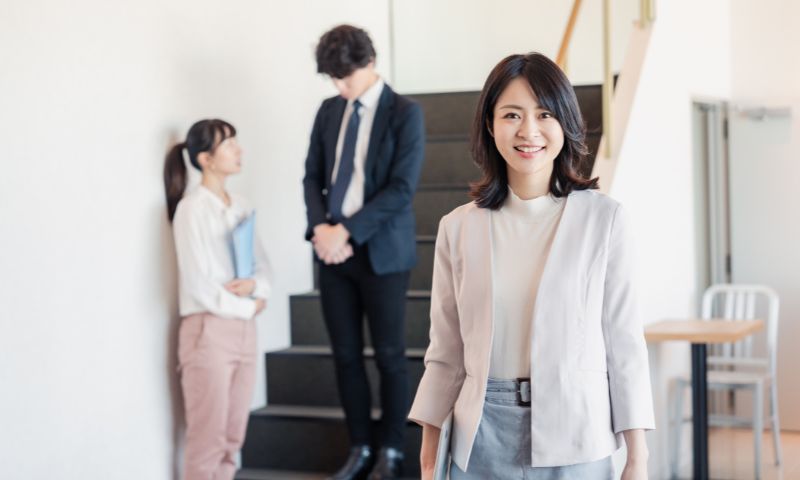 ノーカラージャケットが失礼にならない着こなしのポイント