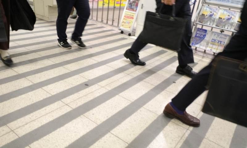 ビジネスシーンにおけるスーツとスニーカーのマナー